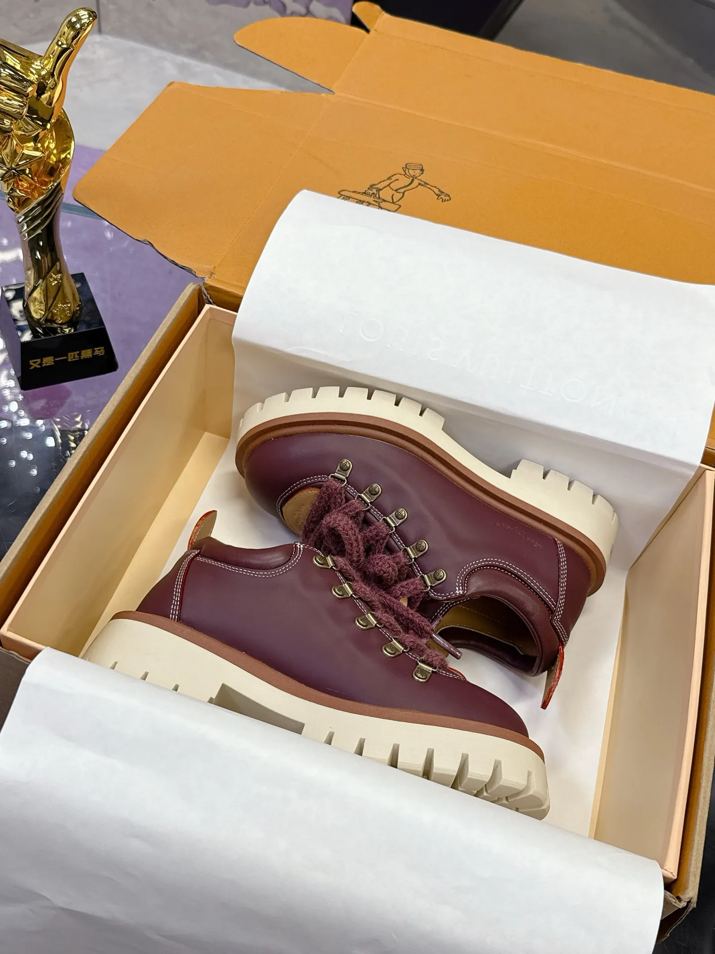 Factory price: 700💰 LV | Louis Vuitton 🧡💚2025 autumn and winter new style, top version ⚠️ The counter features the latest LV REMIX lace-up mountaineering derby shoes, new hard goods 🆕 ❥BS purchasing level! Full of high-end feel! A popular model among bloggers at home and abroad, it’s retro and fashionable, and looks stunning on your feet! Mainly recommended model on the official website★ ▪️Upper: top-quality first-layer cowhide ▪️Inner lining: imported sheepskin ▪️Outsole: original molded T men's shoes 💰U anti-slip outsole ▪️Sole height: 3.5cm ▪️Shoe size: Female 35-41 (41 customized, non-refundable) Male 39-45 (46 customized, non-refundable)